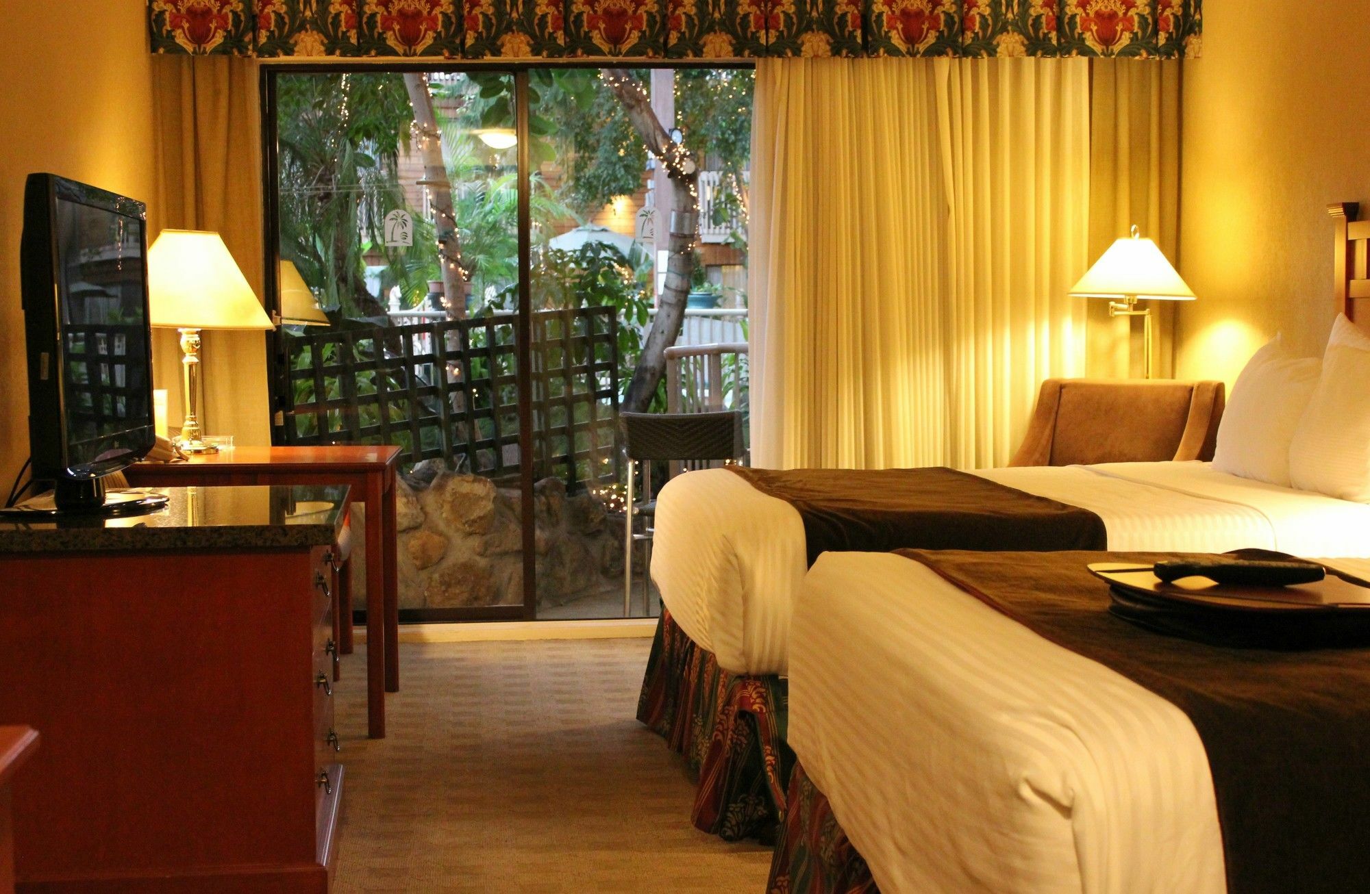 Prestige Vernon Lodge Bagian luar foto